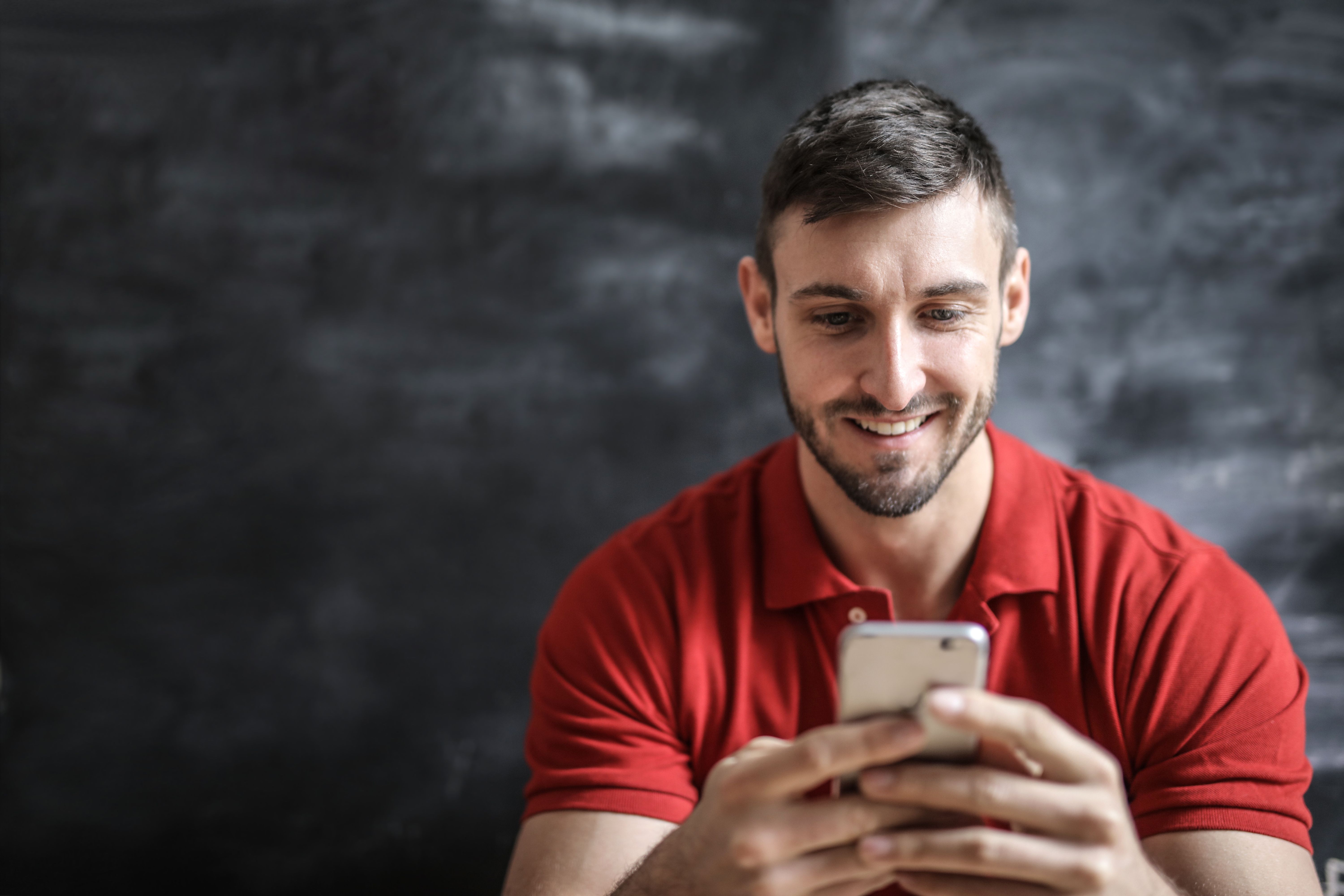 How to Chat With Single Ladies Online (Without the Cringe)